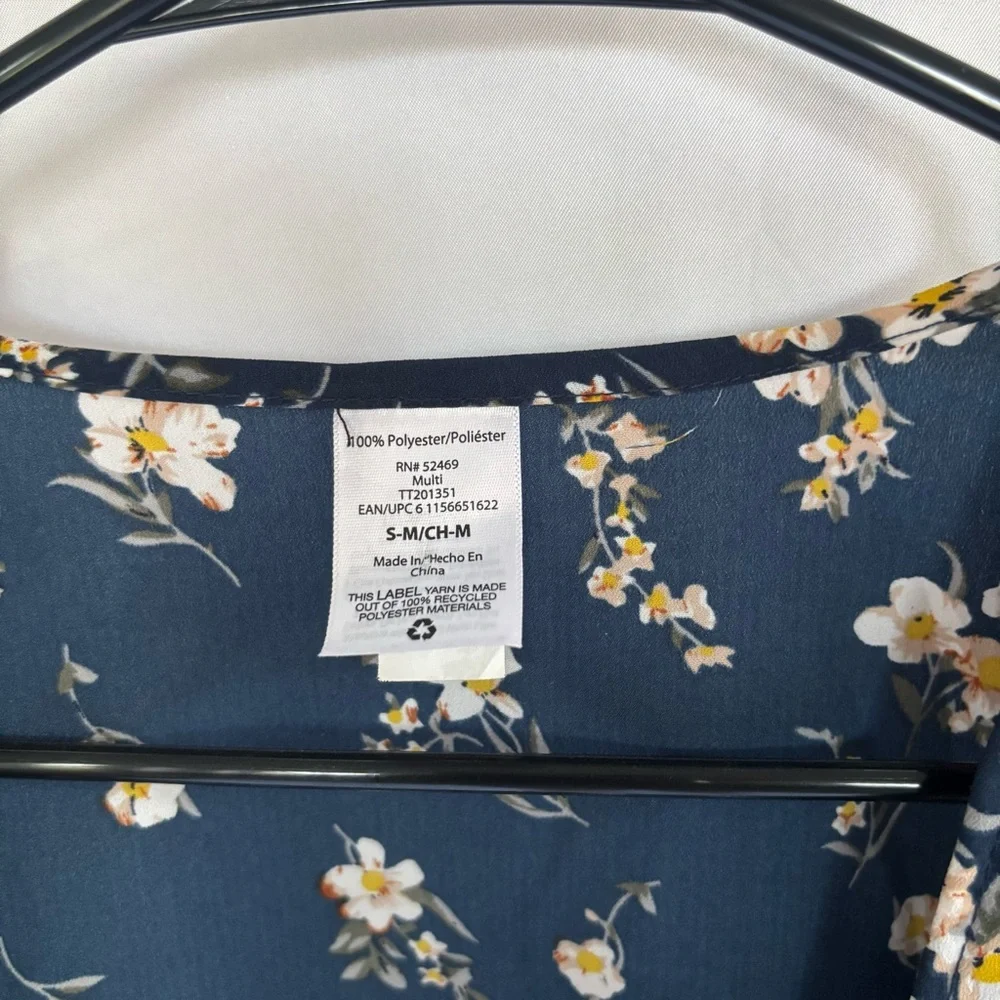Tru navy blue floral print kimono wrap featuring a tie front and ruffled edges. - Picture 3 of 7